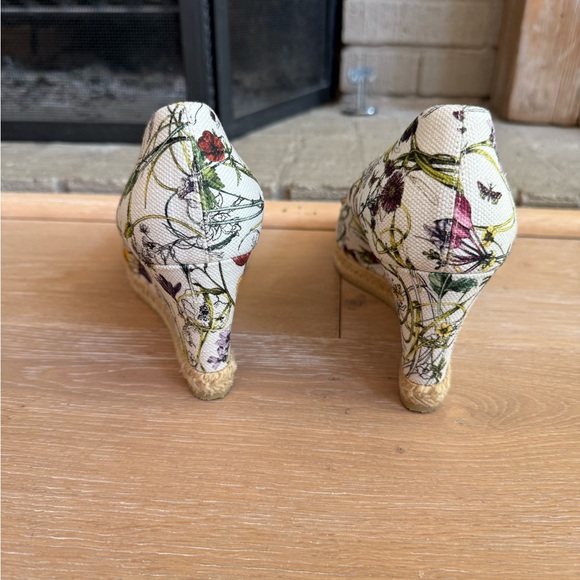 Gucci Women's Floral Peep Toe Canvas Wedge Shoes with Horsebit - Picture 5 of 6